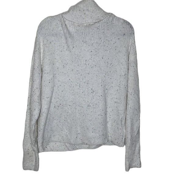 T24 Yet Again white Cowl neck sweater with asymmetrical large brown buttons - Picture 5 of 11